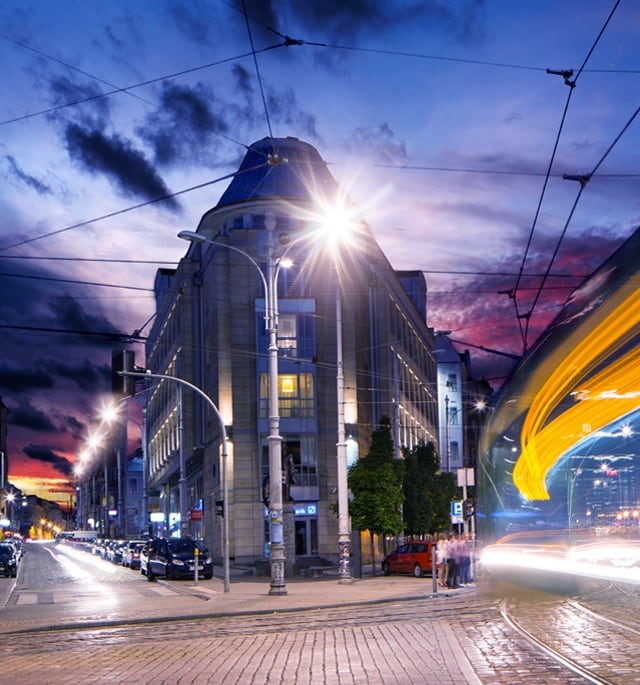 Poznań wieczorem – ulica w centrum miasta