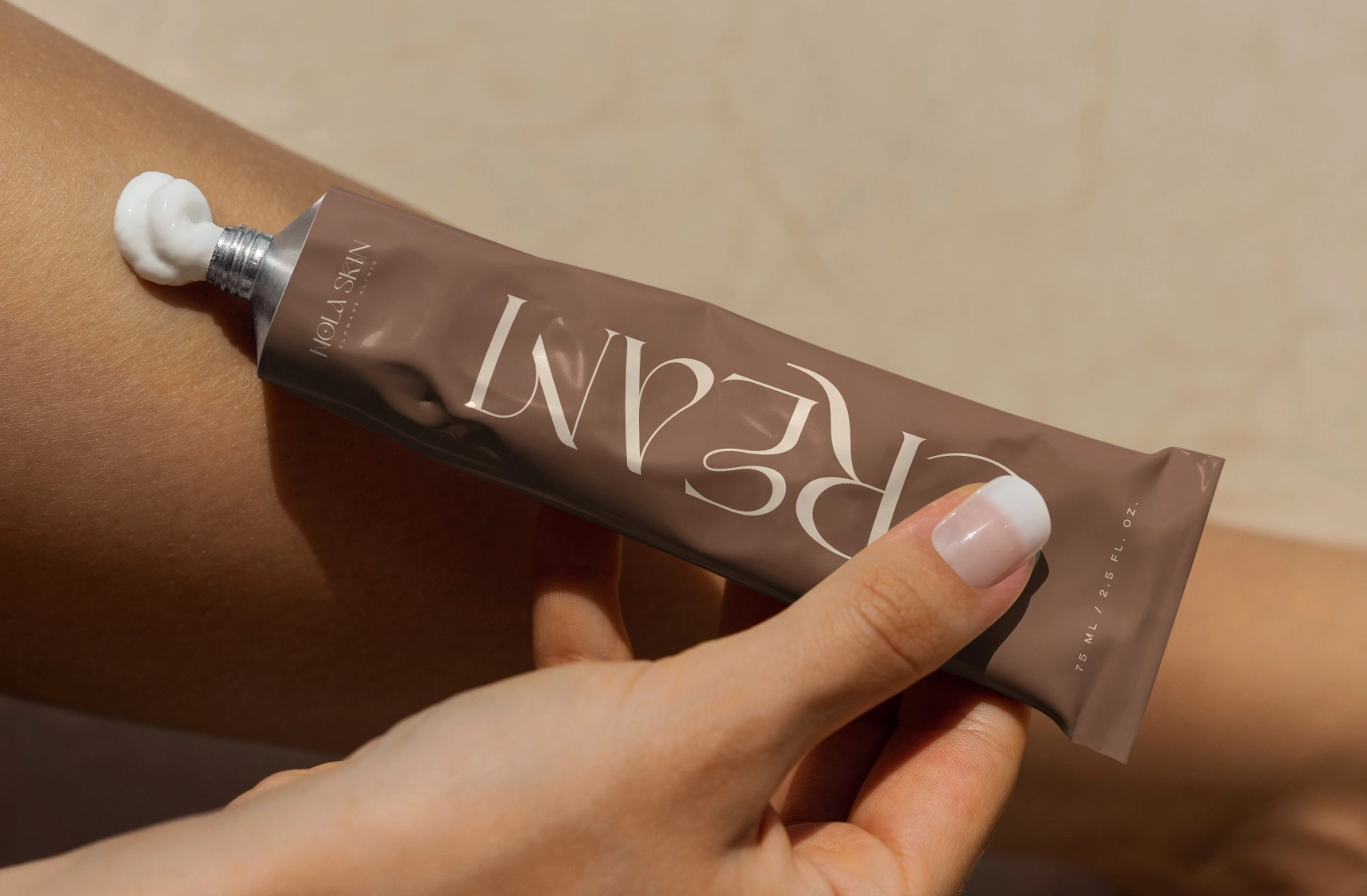 Hola Skin Branding: branding i projekty do druku, realizacja G2 TEAM